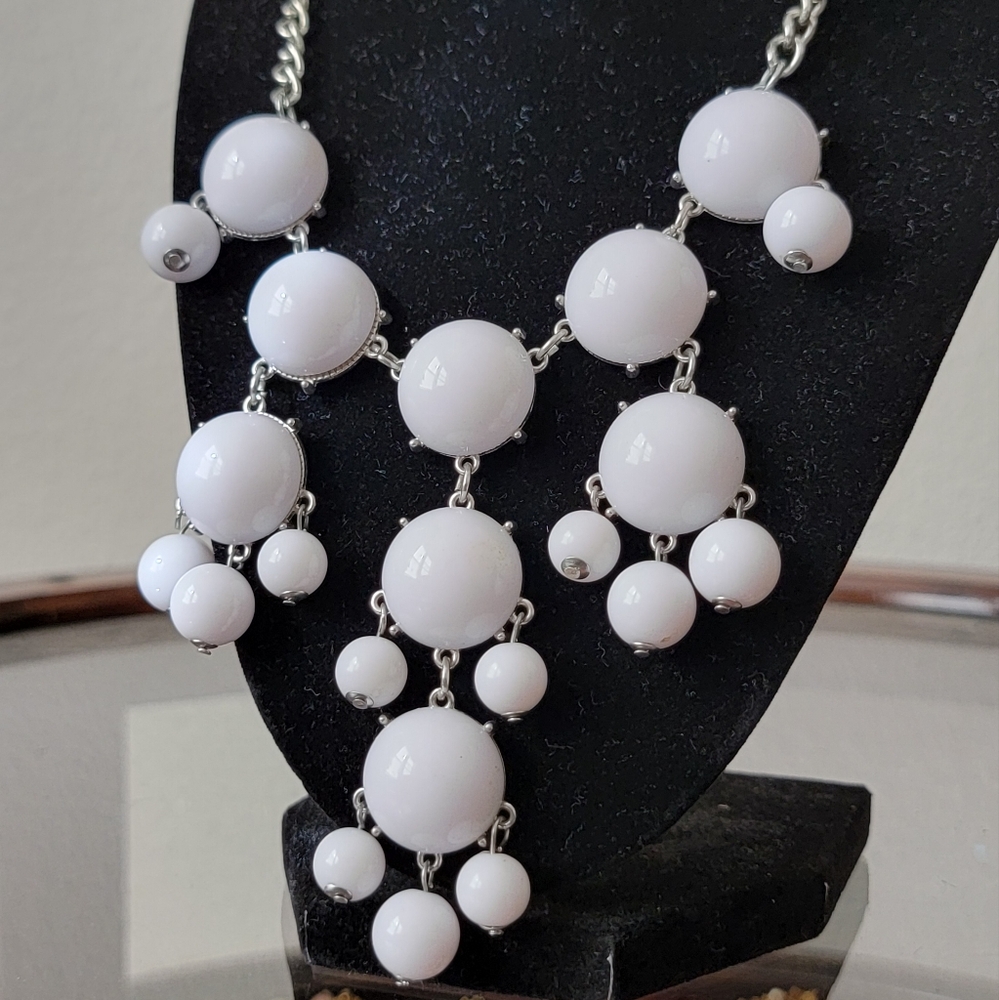 White Accent Silver Chain Statement Necklace. - image 1